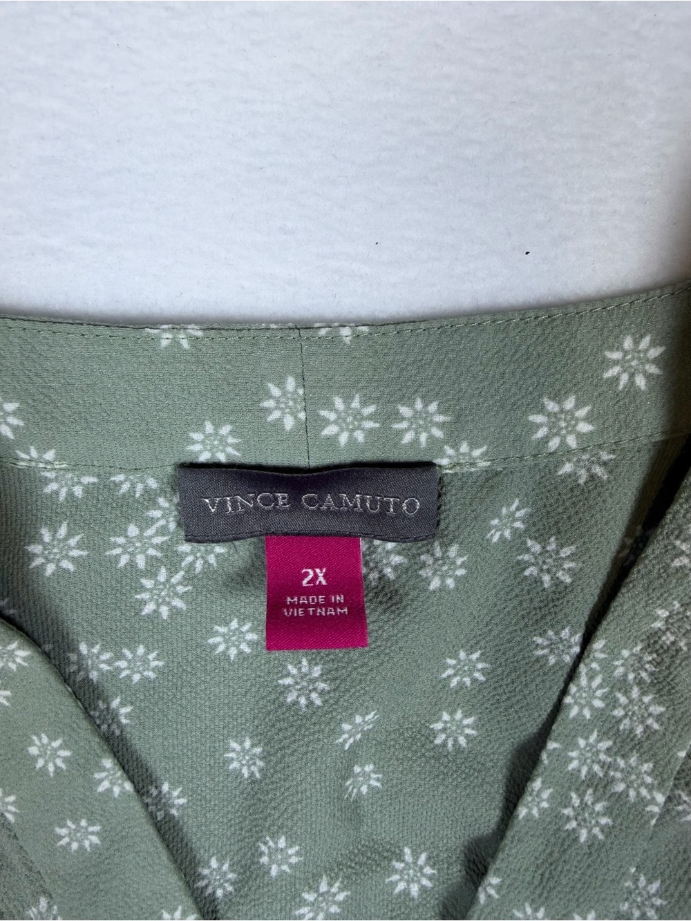 Vince Camuto Sage Green Floral Daisy V-Neck Sleeveless Blouse Top Size 2X - Picture 3 of 7